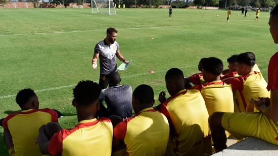 El técnico de la categoría Sub 19 de Aucas, Sebastián Blázquez, habla con sus dirigidos luego de un entrenamiento en Puembo.