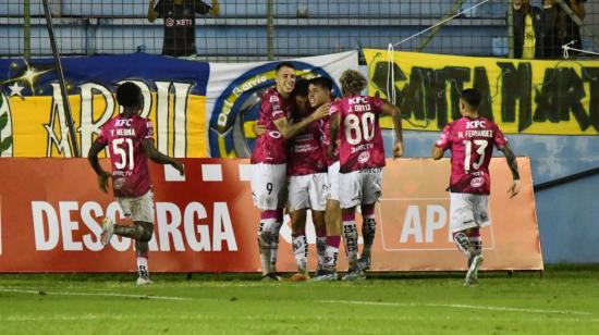 Michael Hoyos celebra el gol junto a sus compañeros de Independiente del Valle, ante Delfín, en la Fecha 1 de LigaPro, este 1 de marzo de 2024.