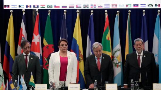 El presidente de Colombia, Gustavo Petro (i); la presidenta de Honduras, Xiomara González; el secretario general de las Naciones Unidas (ONU), Antonio Guterres, y Ralph Gonsalves (d), primer ministro de San Vicente y las Granadinas, participan en el inicio de la VIII cumbre de la Comunidad de Estados Latinoamericanos y Caribeños (Celac) este viernes, en Kingstown (S. Vicente y Granadinas), el 1 de marzo de 2024.