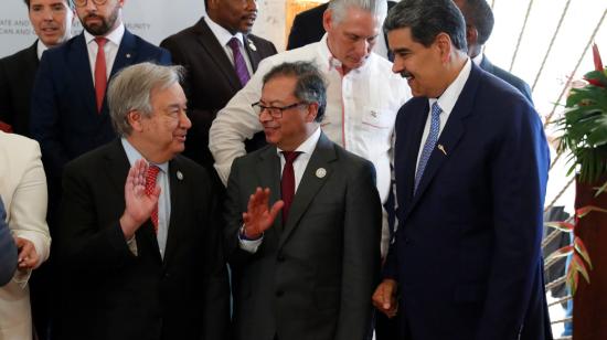 El presidente de Colombia, Gustavo Petro (centro), junto al secretario de la ONU, Antonio Guterres, y el mandatario de Venezuela, Nicolás Maduro, en la cumbre Celac, el 1 de marzo de 2024.