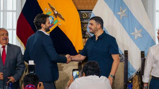 El ministro Niels Olsen y el alcalde Aquiles Alvarez reunidos en Guayaquil el 1 de marzo de 2024.