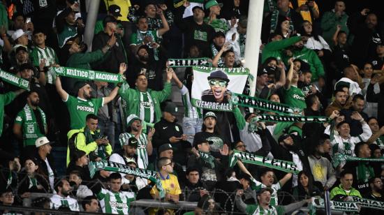 Los fanáticos del Atlético Nacional animan a su equipo durante el partido de vuelta de los octavos de final de la Copa Libertadores, el 10 de agosto de 2023.