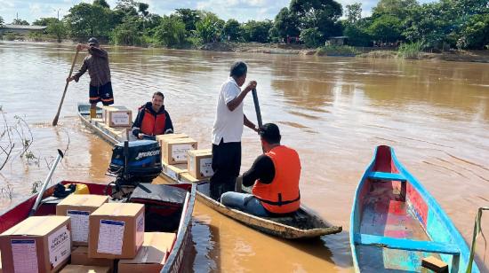 Brigadistas llevan ayuda a damnificados por lluvias en cantón Urdaneta, Los Ríos, el 8 de febrero de 2024.