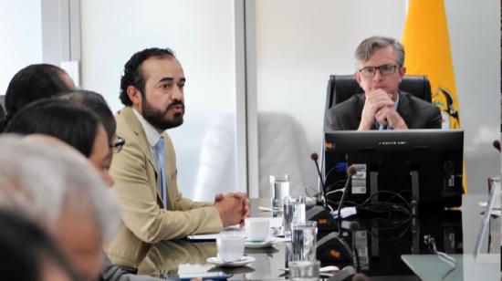 El ministro de Finanzas, Juan Carlos Vega, en una reunión con delegados de la AME el 23 de febrero de 2024.