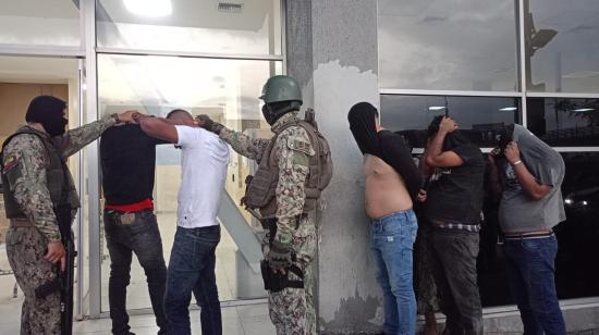 Militares y policías realizan operativos de control que dejan centenas de detenidos. 