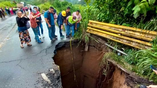 Un socavón se generó cerca al puente del río Leila, el 27 de febrero de 2024, antes de su colapso.