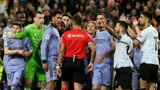 Jugadores del Real Madrid y el Valencia hablando con el árbitro, 2 de maro de 2024.