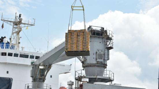 Actividades de carga en el Puerto de Manta.