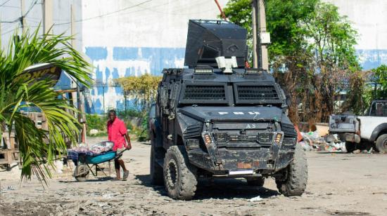 Un auto blindado patrulla el exterior de la cárcel de Puerto Príncipe, Haití.