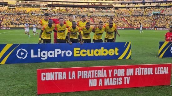 Los jugadores de Barcelona SC posan con la publicidad contra Magis TV, el 3 de marzo de 2024.