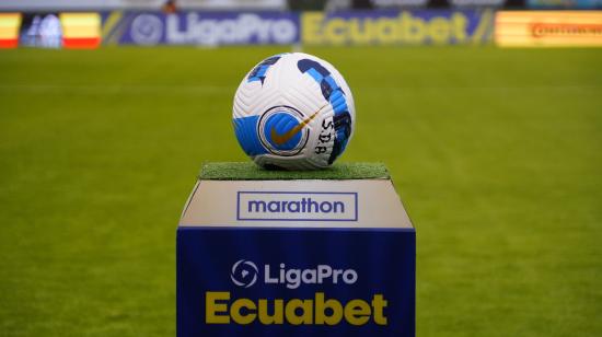 El balón de la LigaPro, durante el partido de Aucas ante Orense, el 2 de marzo de 2024.