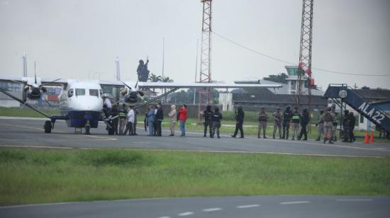 Los aprehendidos en el caso Purga abordan un avión del Ejercito en la base aérea Simón Bolívar en Guayaquil, previo a su traslado a Quito. 