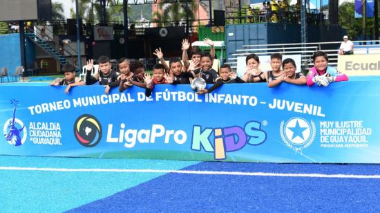 Imagen referencial de varios de los jugadores en el arranque del torneo para niños en Guayaquil, de la LigaPro y la Alcaldía de Guayaquil, el 3 de marzo de 2024.