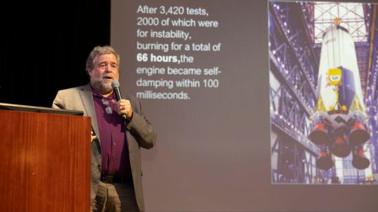 El historiador y colaborador de la NASA, Rod Pyle, en una conferencia en el evento sobre el futuro del espacio, en la Universidad San Francisco de Quito, 29 de febrero de 2024.