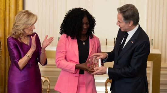 El secretario de Estado, Antony Blinken, entrega el reconocimiento Mujeres de Coraje a la maestra Fátima Corozo, el 4 de marzo de 2024.