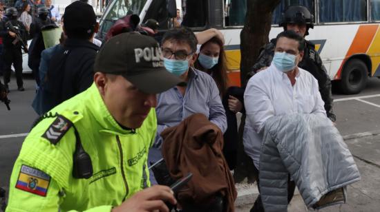 El asambleísta Pablo Muentes (der.) a su llegada a la Unidad de Flagrancia en el caso Purga, este 4 de marzo de 2024.