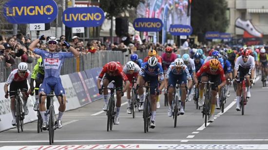 Jasper Philipsen se lleva la victoria en la Etapa 2 de la Tirreno - Adriático, el 5 de marzo de 2024. 