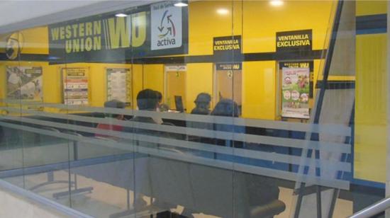 Remesadora de dinero, Western Union, en el centro comercial Quicentro Sur. 