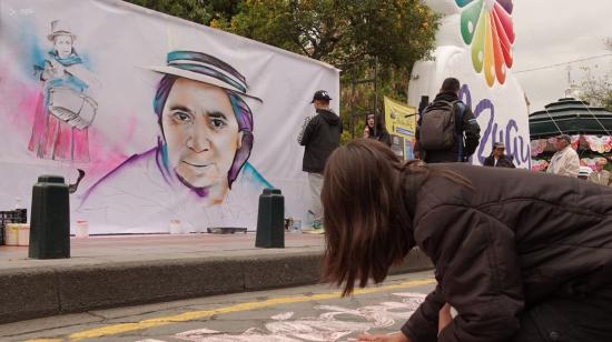 El 6 de marzo de 2024, mujeres dibujan con tiza en la calle Bolívar, de Cuenca, como parte de la conmemoración del Día de la Mujer.