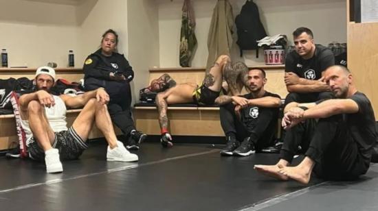 Luke Rockhold (i), Paulina Indara, Marlon 'Chito' Vera, Andrés Alvarado y Jason Parillo (d), durante el combate ante Dominick Cruz, el pasado 13 de agosto de 2022.