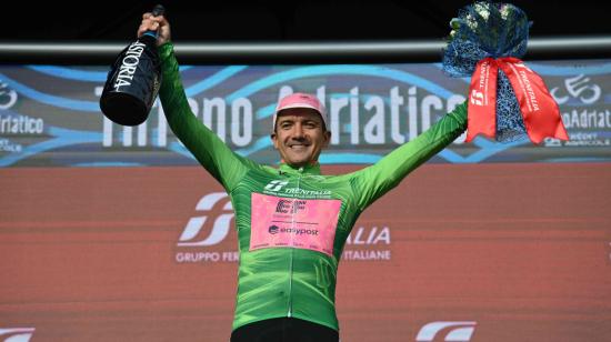 Richard Carapaz luce el maillot de líder de la montaña de la Tirreno - Adriático, el miércoles 6 de marzo de 2024. 