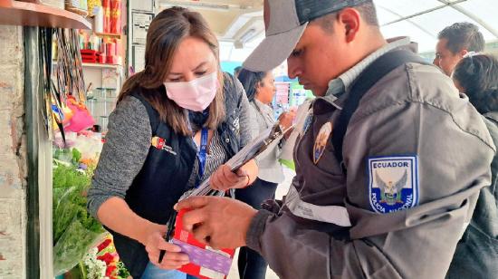 Funcionarios de Arcsa en un operativo en Quito.