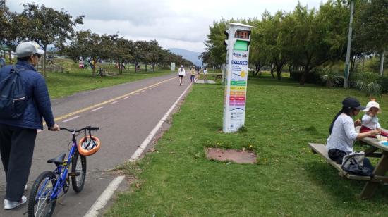 Un solmáforo en el parque Bicentenario de Quito indica el nivel de radiación solar.