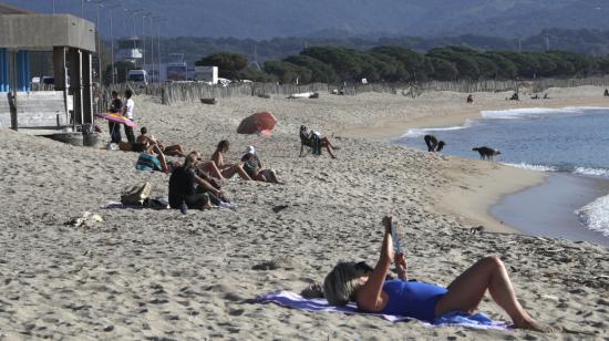 Imagen referencial. Varias personas descansan sobre una playa en Francia, el 20 de noviembre de 2023.