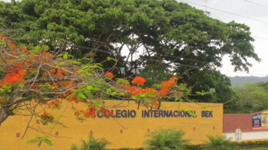 Exteriores del colegio SEK, al que pertenecen dos estudiantes que denunciaron presunto abuso sexual en un paseo de fin de curso.