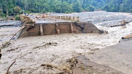 Un río se desbordó en El Triunfo, en la vía que conduce a Alausí, el 4 de marzo de 2024.