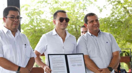 El presidente Daniel Noboa durante un evento de entrega de recursos en Manabí, marzo de 2024.