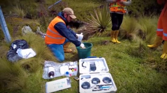 Toma de muestras de agua en el proyecto Loma Larga, que deberá realizar la consulta previa antes de seguir con las operaciones. 