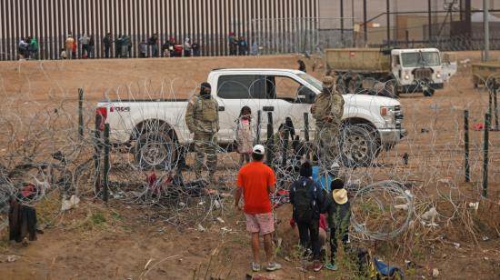 Imagen referencial de migrantes tratando de cruzar la frontera entre México y EE.UU., en febrero de 2024.