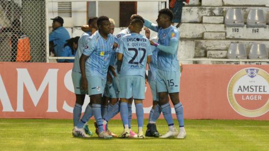 Los jugadores de la Universidad Católica celebran ante Técnico Universitario, el 7 de marzo de 2024.