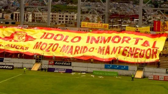 La bandera gigante del Aucas en el estadio Gonzalo Pozo Ripalda.