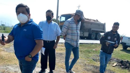 Fausto Alarcón (izquierda), primo y presunto testaferro de Pablo Muentes, en terrenos de los que se habría apropiado en la vía Durán-Tambo, en Guayas.