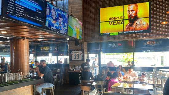 Bares en el centro de Miami promocionan la pelea entre 'Chito' Vera y Sean O'Malley.