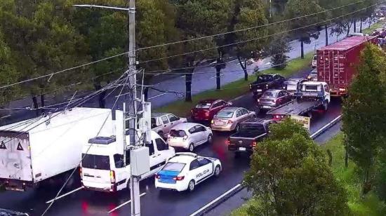 Imagen referencial de tráfico en la avenida Simón Bolívar, en Quito.