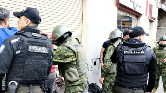 Policías y militares efectúan controles durante el estado de excepción en Cuenca, el 7 de marzo de 2024.