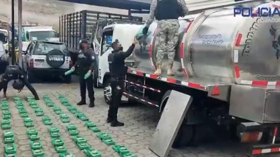 Momentos en que policías y militares incautan los bloques de cocaína, transportados en un tanquero de leche en Ibarra, el 8 de marzo de 2024.