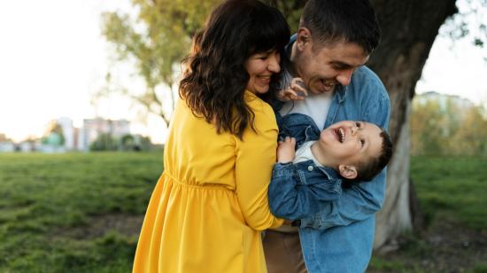 Imagen referencial de un niño junto a sus padres.