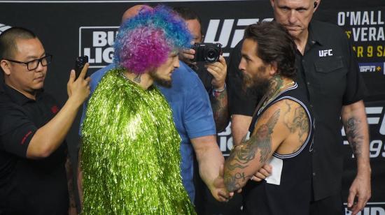 Sean O'Malley y Chito Vera se ven las caras luego de la rueda de prensa del 7 de agosto.