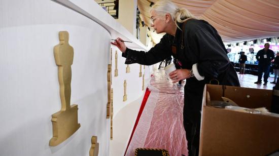 La artista Antje Menikhem retoca los fondos para los premios Oscar, que se realizarán el 10 de marzo de 2024.