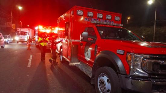 Cuerpo de Bomberos de Quito atiende el accidente en la av. Simón Bolívar.