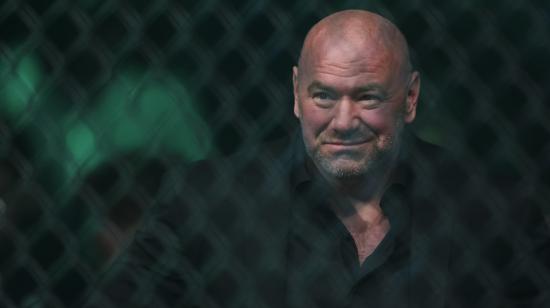 El presidente de UFC, Dana White, observa durante el evento UFC 273 en el VyStar Veterans Memorial Arena el 9 de abril de 2022.