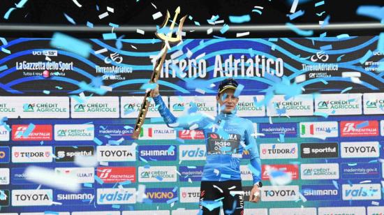 El ciclista danés, Jonas Vingegaard, en el podio tras coronarse campeón de la Tirreno - Adriático, el domingo 10 de marzo de 2024.