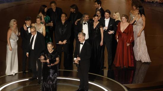 Elenco y personal de 'Oppenheimer' en los Óscar 2024. la productora Emma Thomas agradece el premio.