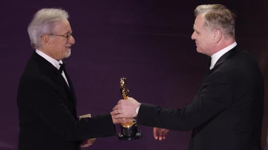  Steven Spielberg entrega el óscar a Mejor Director a Christopher Nolan.