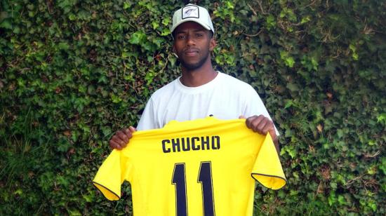 Fabiano Benítez, hijo del 'Chucho' posa con una camiseta del  América de México, club en el que jugó su padre.