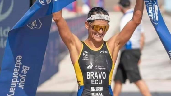 Elizabeth Bravo levanta sus brazos en la meta del Panamericano de Triatlón, en Miami.